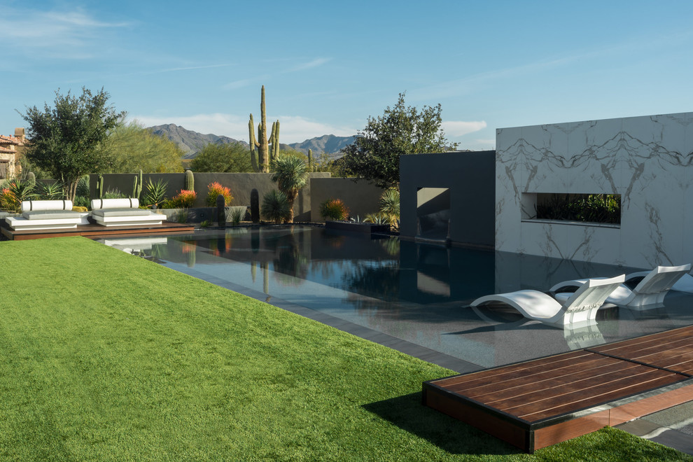 Ejemplo de piscina infinita contemporánea rectangular en patio trasero