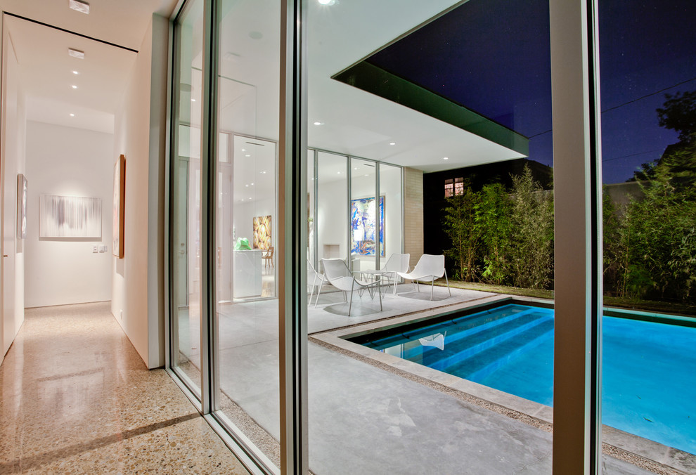 Design ideas for a modern swimming pool in Dallas.