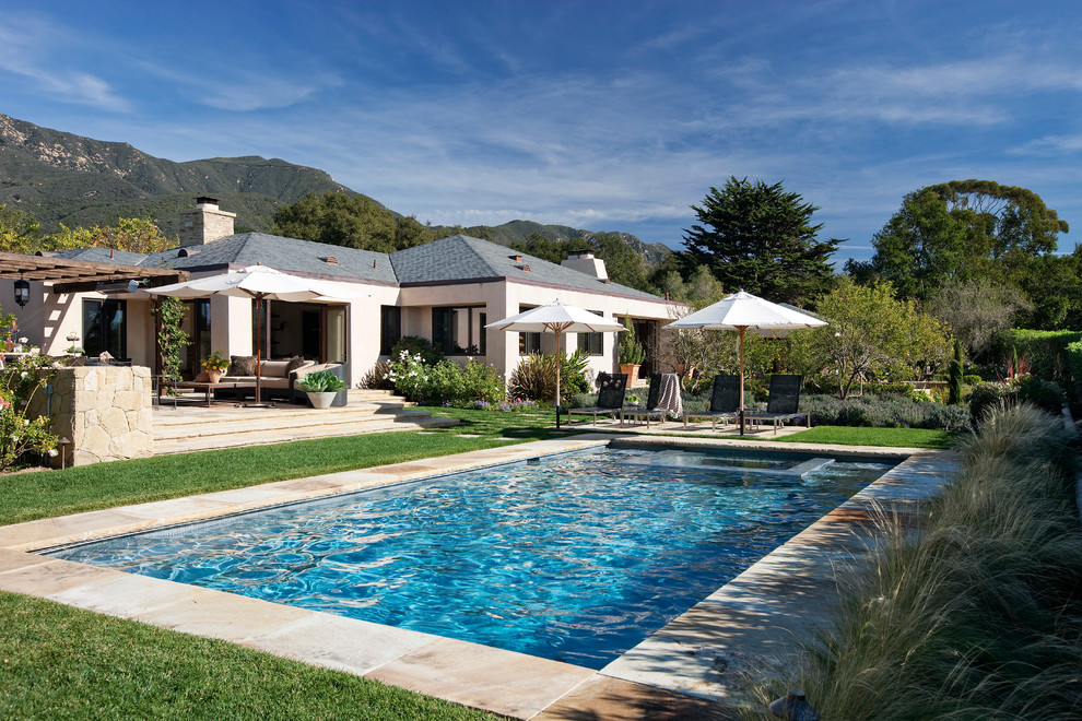 Idée de décoration pour une piscine rectangle.