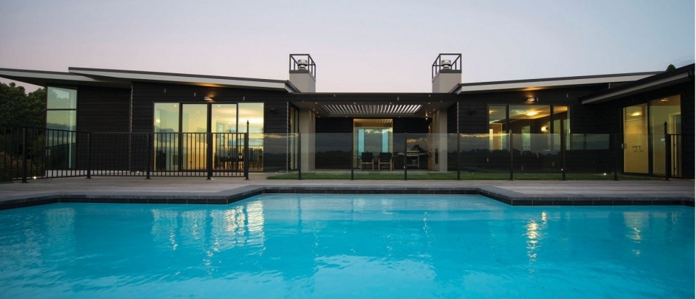 Идея дизайна: большой наземный бассейн произвольной формы на заднем дворе в современном стиле