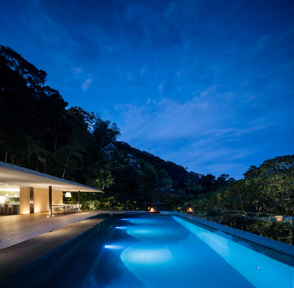 Diseño de piscina infinita minimalista extra grande rectangular en azotea