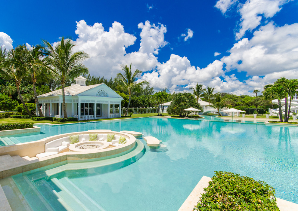 Foto de piscina tropical extra grande rectangular en patio trasero