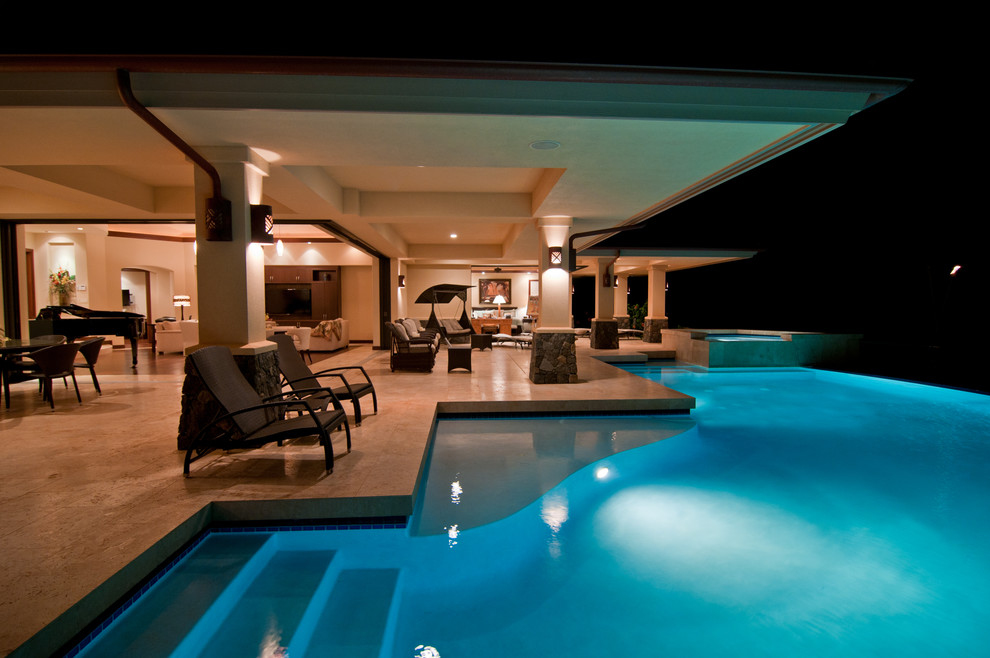 Foto di una piscina a sfioro infinito tropicale personalizzata