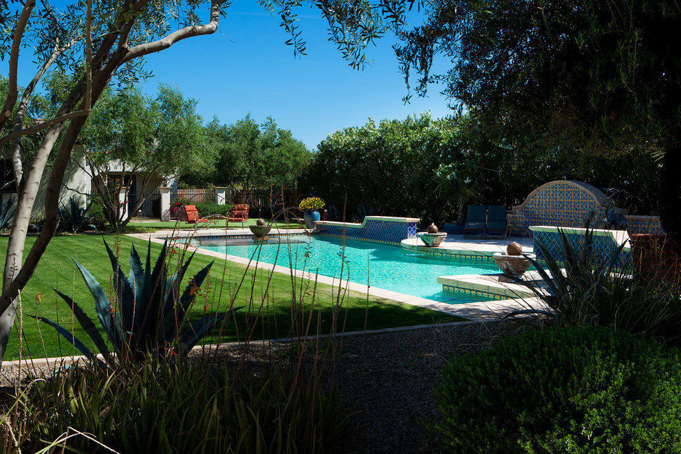 Foto de piscinas y jacuzzis alargados mediterráneos grandes rectangulares en patio trasero con losas de hormigón