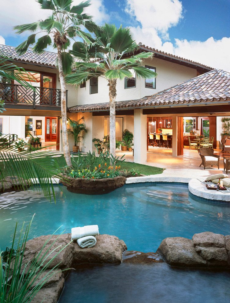 Идея дизайна: большой естественный бассейн произвольной формы на заднем дворе в морском стиле с джакузи и покрытием из каменной брусчатки