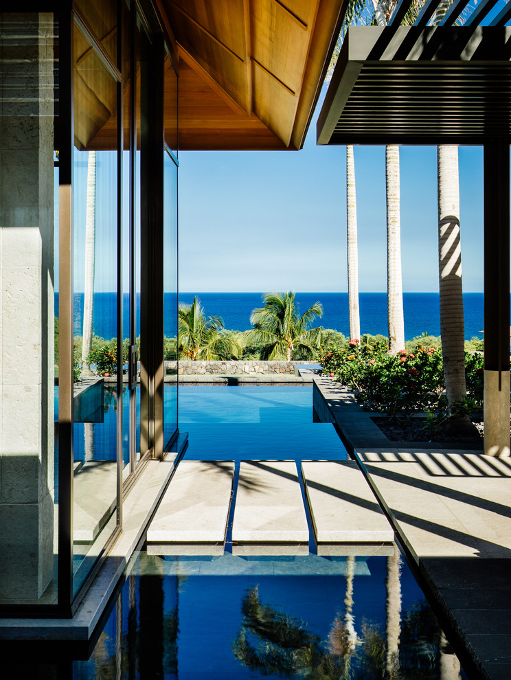 Foto de piscina tropical en patio lateral