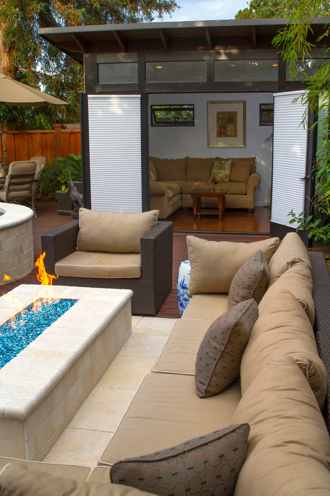 Diseño de casa de la piscina y piscina minimalista de tamaño medio a medida en patio trasero con adoquines de piedra natural