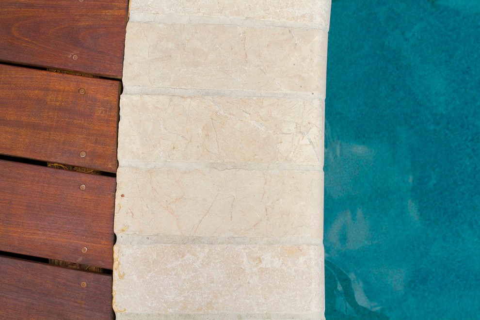 Foto de casa de la piscina y piscina minimalista de tamaño medio a medida en patio trasero con adoquines de piedra natural