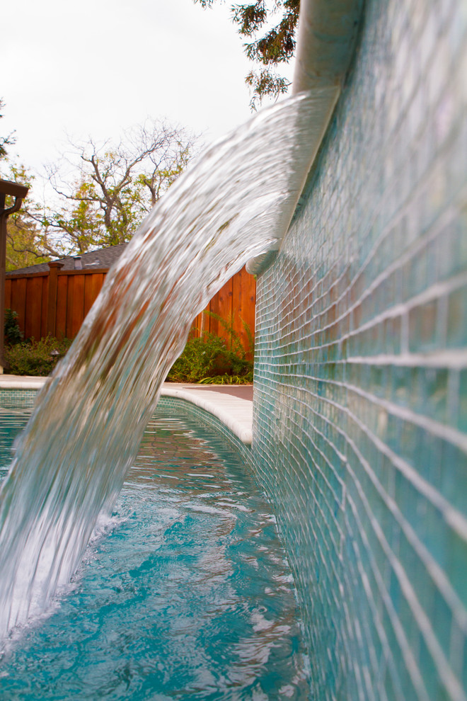 Ejemplo de casa de la piscina y piscina minimalista de tamaño medio a medida en patio trasero con adoquines de piedra natural