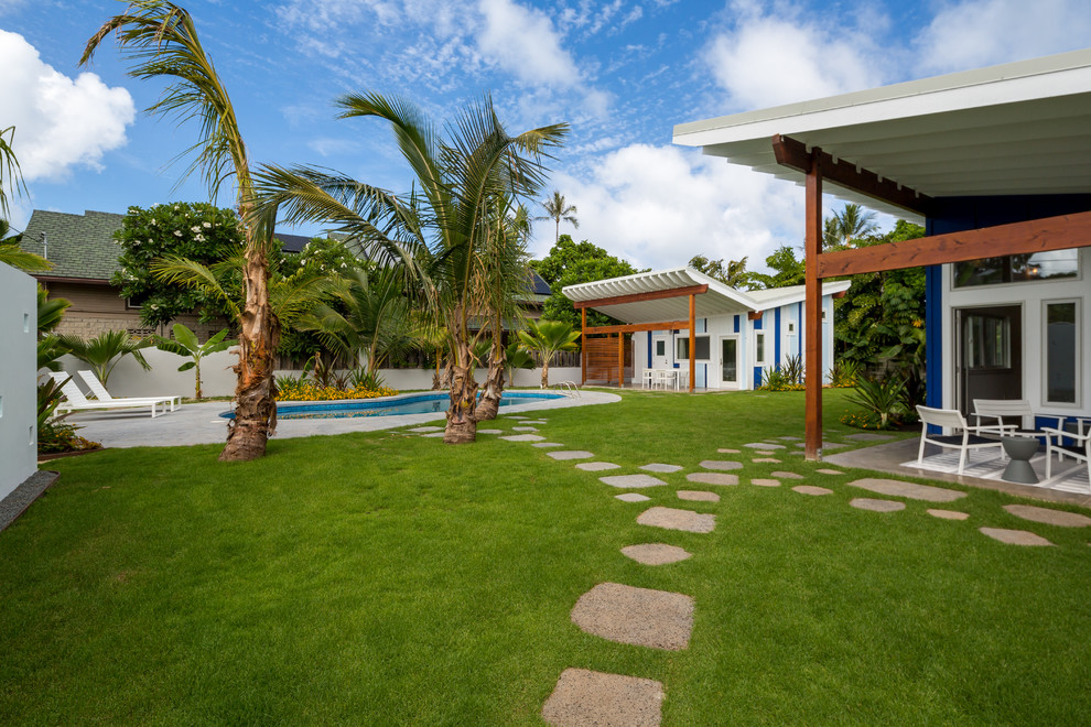 Diseño de casa de la piscina y piscina exótica a medida en patio trasero con adoquines de hormigón