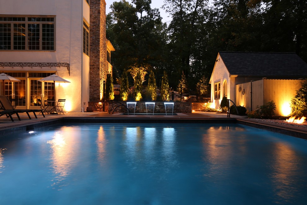Пример оригинального дизайна: большой спортивный, прямоугольный бассейн на заднем дворе в современном стиле с домиком у бассейна и мощением тротуарной плиткой
