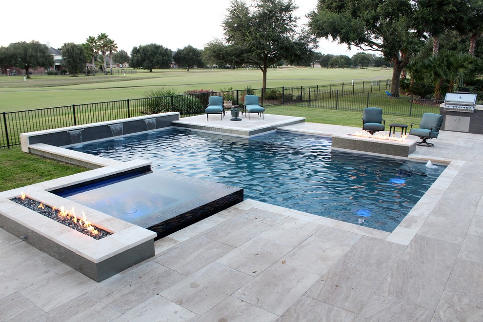 Diseño de piscinas y jacuzzis modernos grandes a medida en patio trasero con adoquines de piedra natural