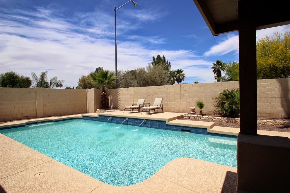 Klassischer Pool hinter dem Haus in Phoenix