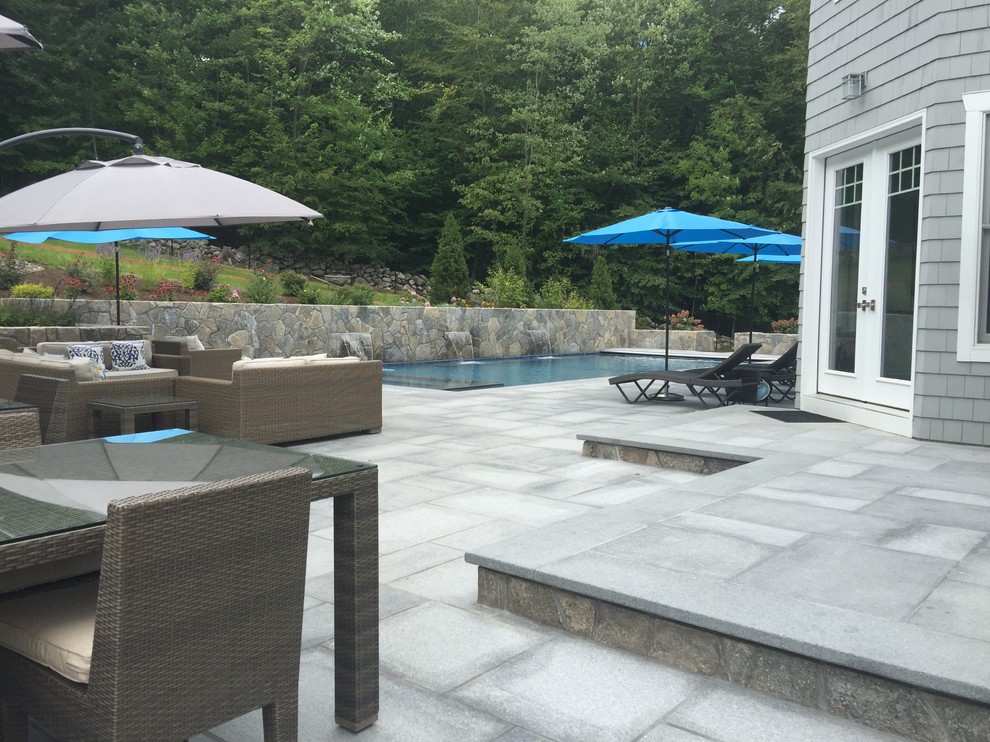 Источник вдохновения для домашнего уюта: большой прямоугольный бассейн на заднем дворе в современном стиле с фонтаном и покрытием из каменной брусчатки
