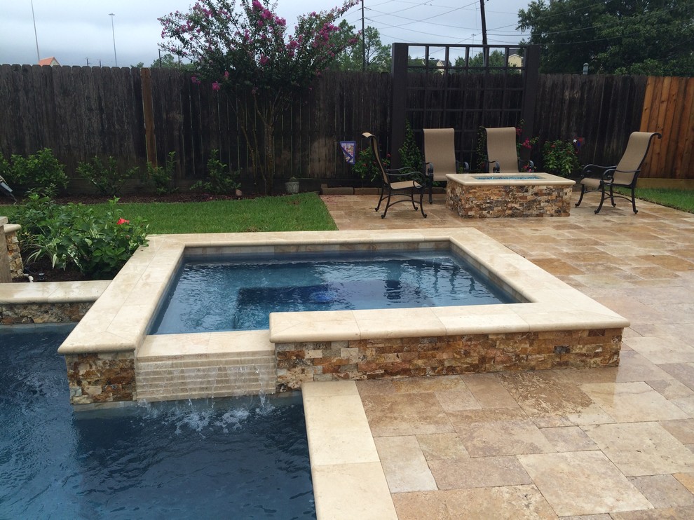 Modelo de piscinas y jacuzzis alargados actuales de tamaño medio a medida en patio trasero con adoquines de piedra natural