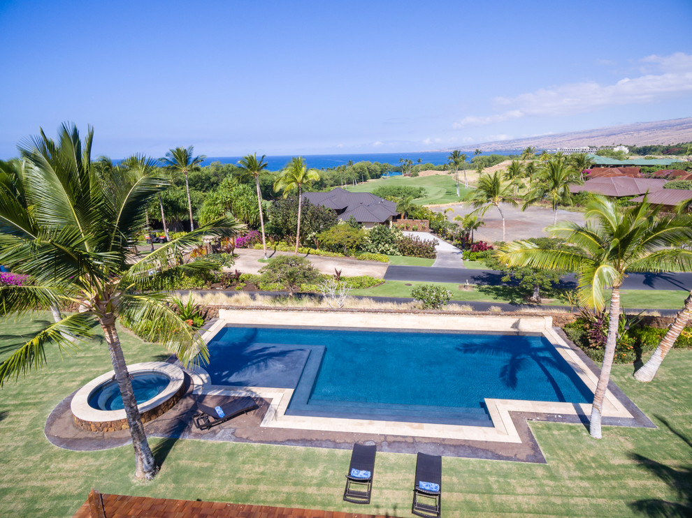 Großer Pool hinter dem Haus in rechteckiger Form mit Betonboden in Hawaii