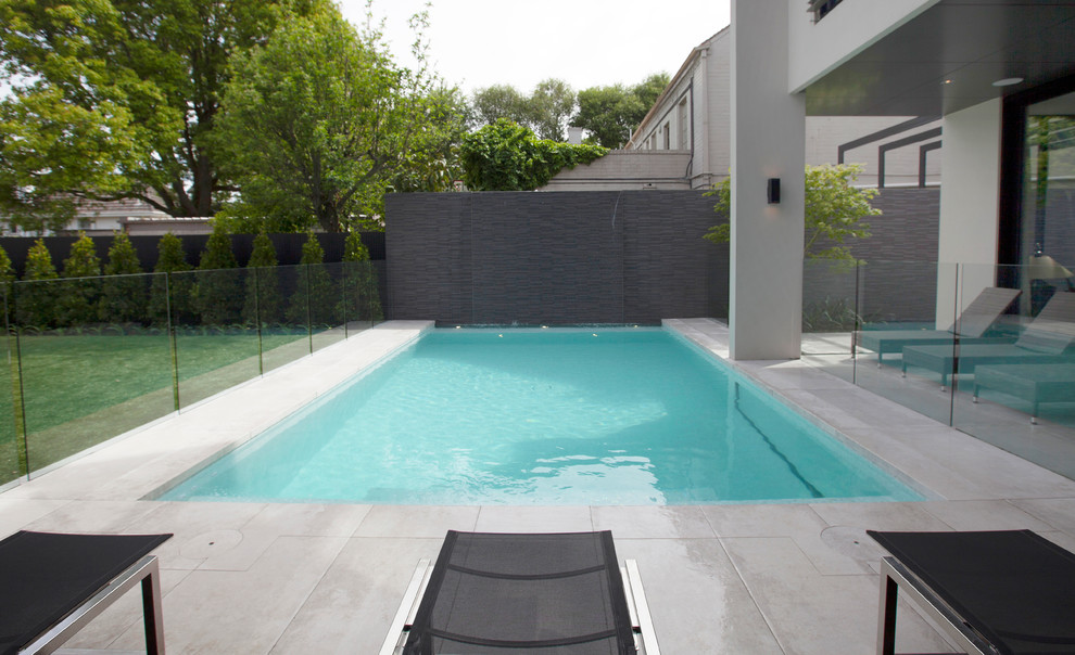 Idee per una grande piscina minimalista rettangolare dietro casa con fontane