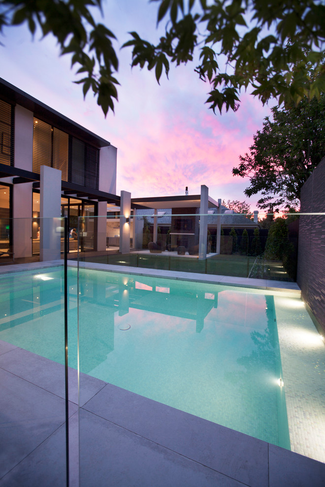 Großer Moderner Pool hinter dem Haus in rechteckiger Form mit Wasserspiel in Melbourne