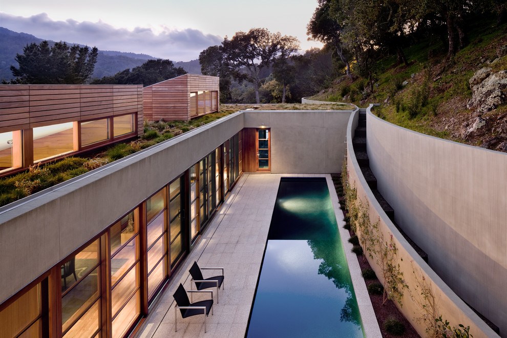 Example of a trendy rectangular lap pool design in San Francisco