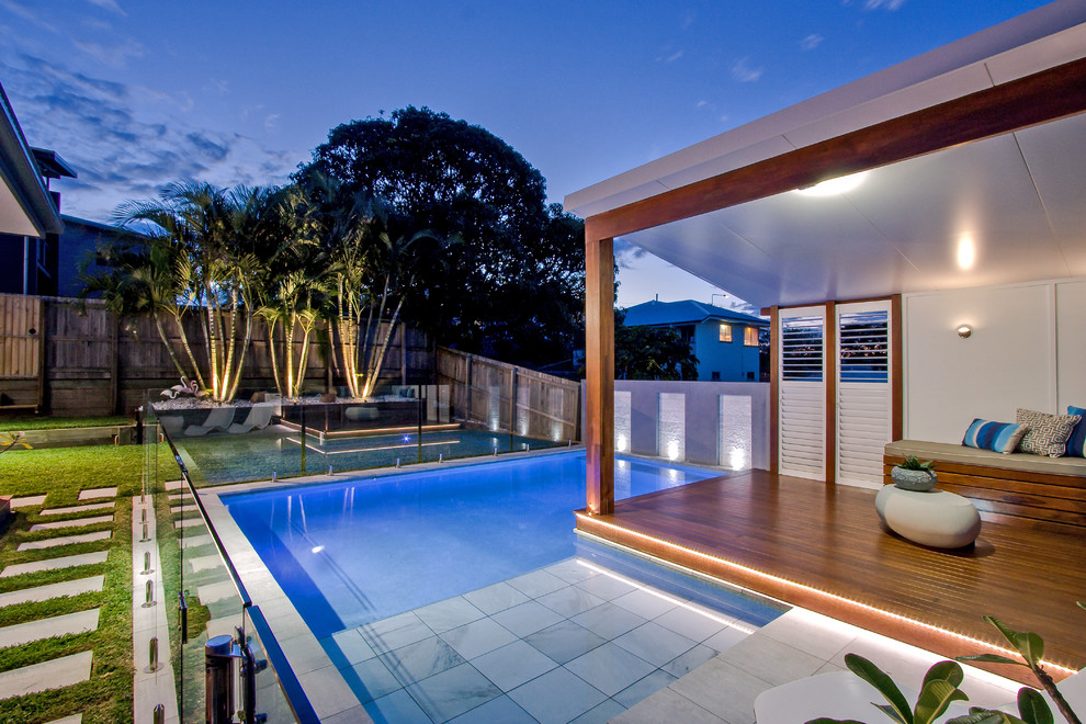 Oberirdisches, Mittelgroßes Modernes Poolhaus hinter dem Haus in individueller Form mit Natursteinplatten in Brisbane