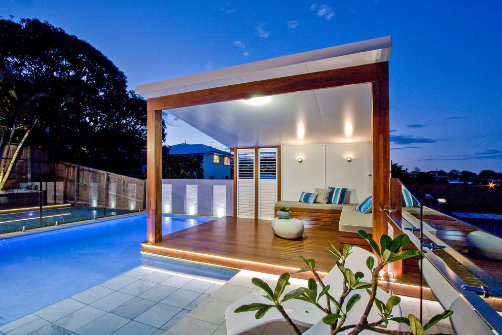 Cette image montre un Abris de piscine et pool houses arrière minimaliste de taille moyenne et sur mesure avec des pavés en pierre naturelle.