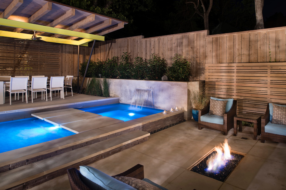 Идея дизайна: спортивный, прямоугольный бассейн среднего размера на заднем дворе в стиле модернизм с фонтаном и покрытием из бетонных плит