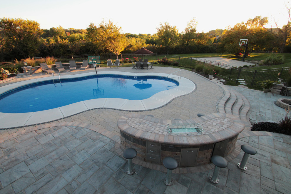 Example of an eclectic pool design in Chicago