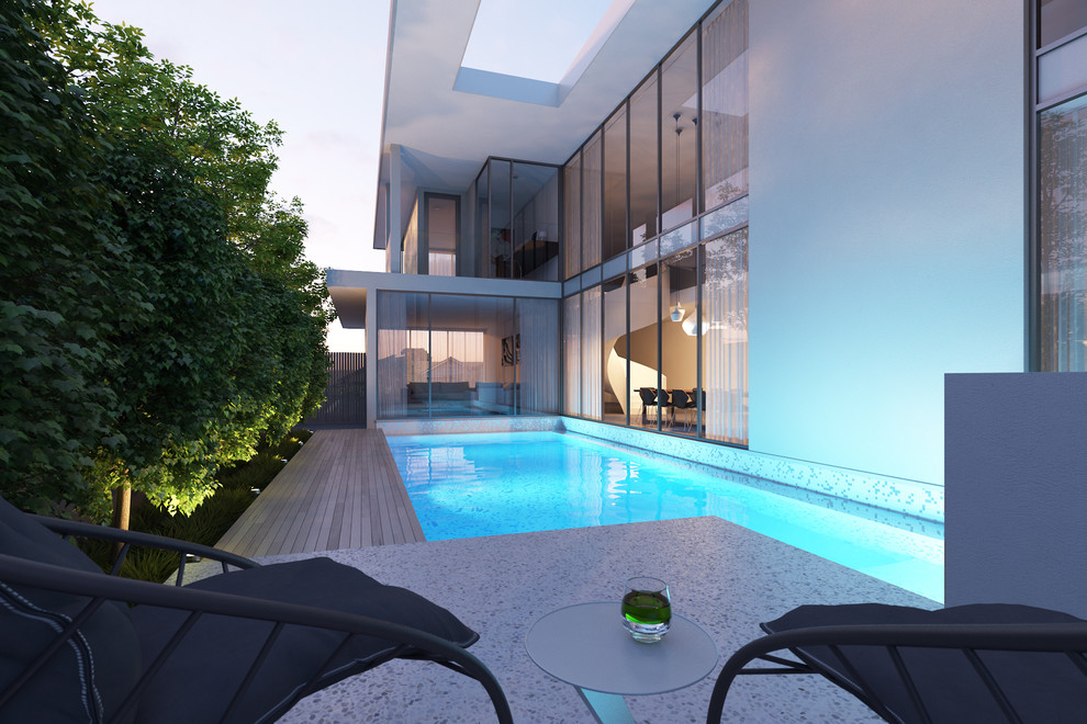 Ispirazione per una grande piscina monocorsia moderna personalizzata nel cortile laterale con pedane e una vasca idromassaggio