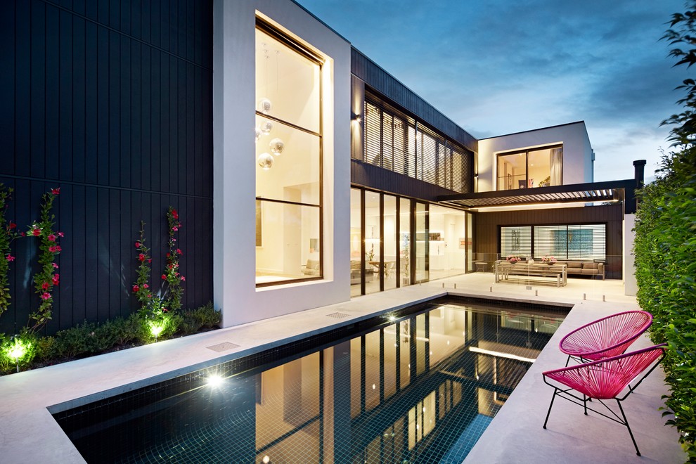Стильный дизайн: спортивный, прямоугольный бассейн на заднем дворе в стиле модернизм с джакузи и покрытием из бетонных плит - последний тренд