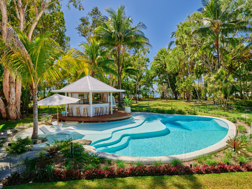Ejemplo de piscina tropical a medida con paisajismo de piscina