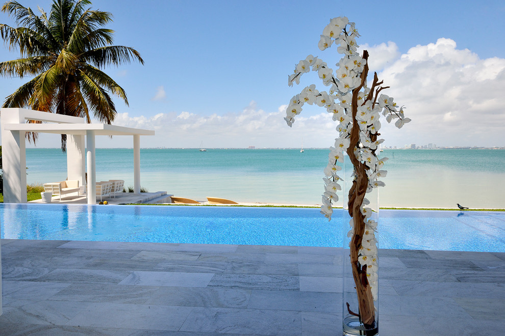 This is an example of a contemporary swimming pool in Miami.