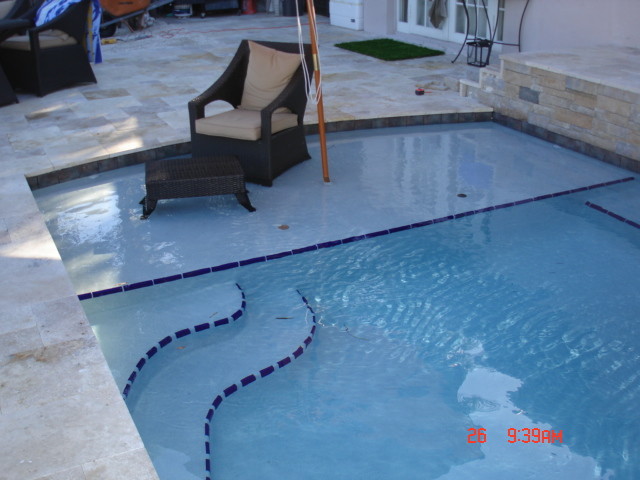 На фото: естественный, прямоугольный бассейн среднего размера на заднем дворе в классическом стиле с фонтаном и покрытием из каменной брусчатки с