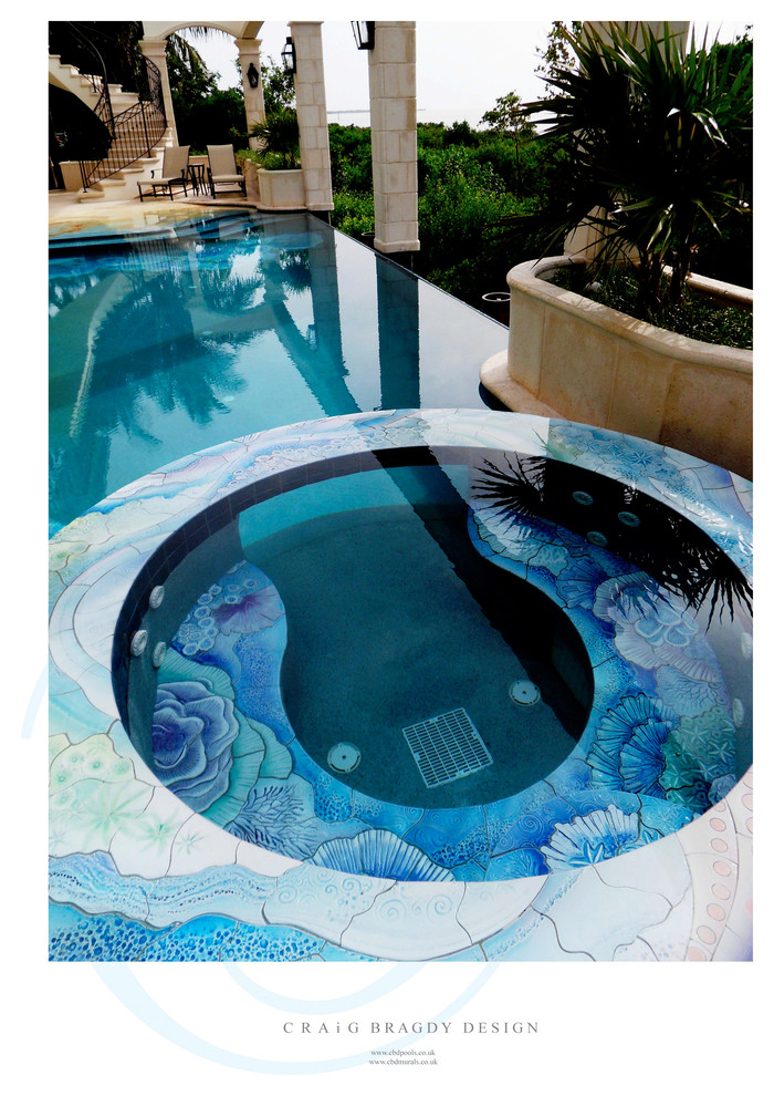Moderner Infinity-Pool mit Wasserspiel in Miami