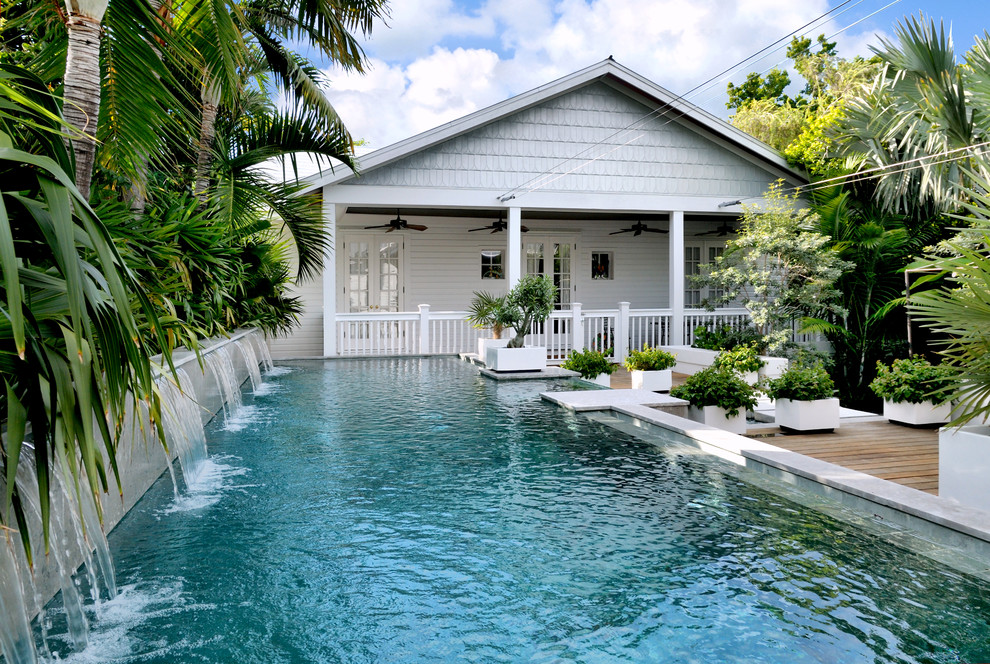 Aménagement d'une piscine exotique avec une terrasse en bois.