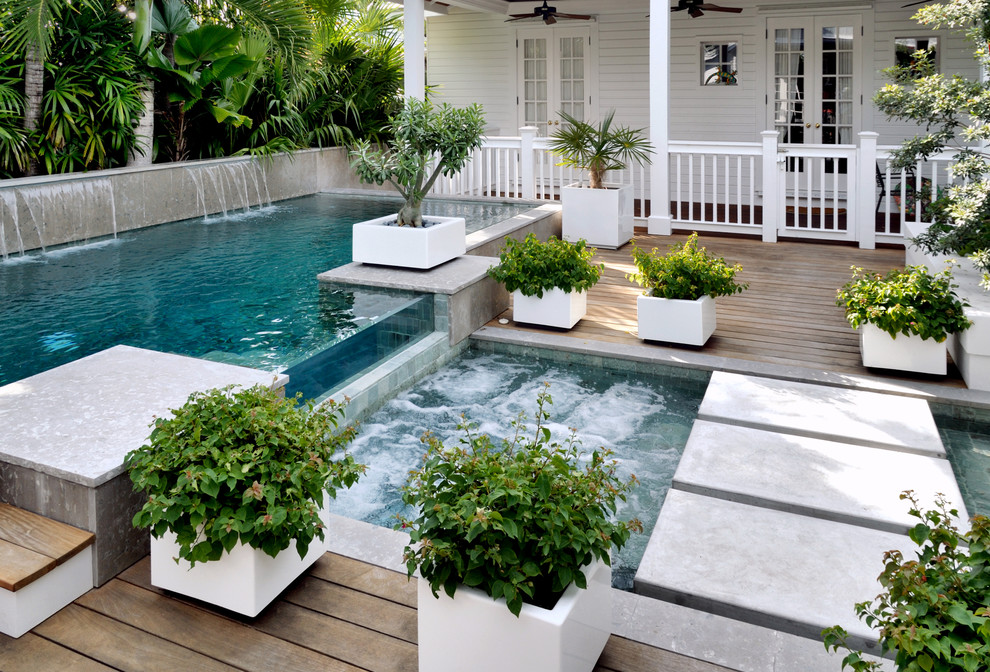 Foto de piscina exótica rectangular en patio trasero