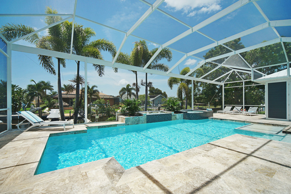 Aménagement d'une piscine hors-sol et arrière bord de mer de taille moyenne et rectangle avec un bain bouillonnant et une terrasse en bois.