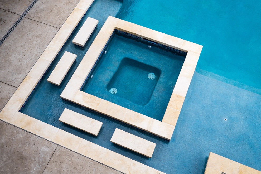 Moderner Pool in individueller Form mit Dielen in Dallas