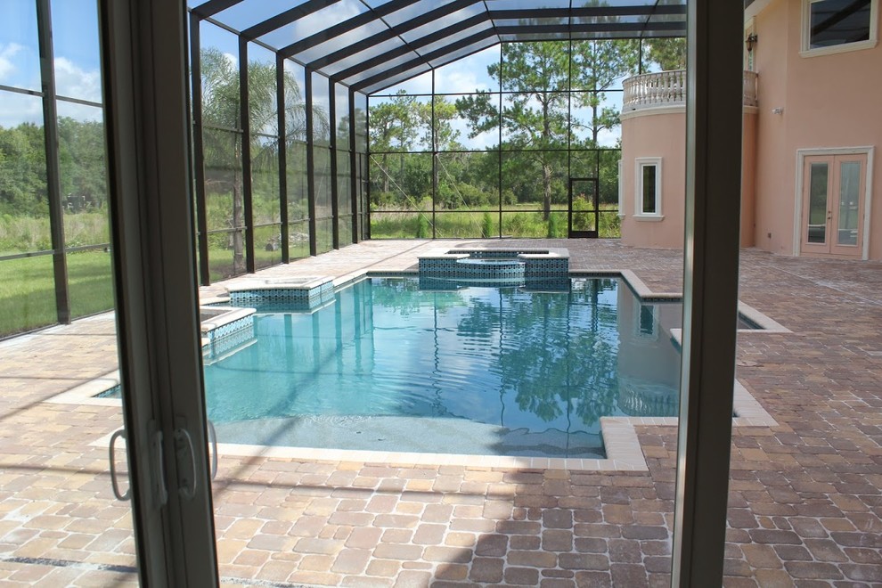 Esempio di una piscina coperta tropicale rettangolare di medie dimensioni