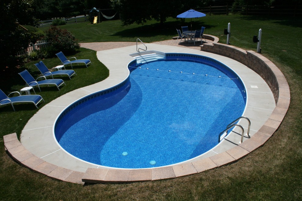 Пример оригинального дизайна: наземный бассейн среднего размера, в форме фасоли на внутреннем дворе в стиле модернизм с домиком у бассейна и покрытием из плитки