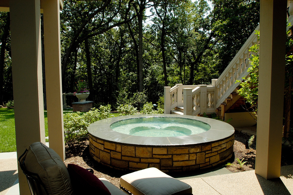 Пример оригинального дизайна: маленький круглый бассейн на заднем дворе в классическом стиле с джакузи для на участке и в саду