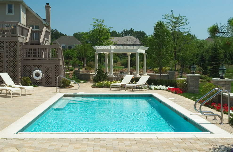 Esempio di una piccola piscina monocorsia chic rettangolare dietro casa con pavimentazioni in cemento