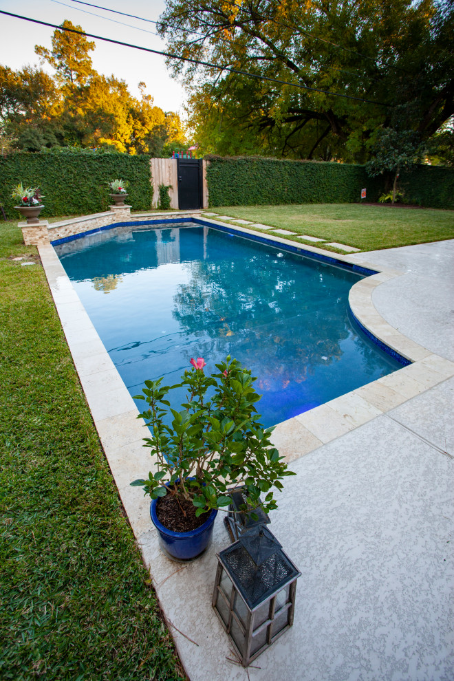Modelo de piscina clásica pequeña a medida en patio trasero con adoquines de piedra natural