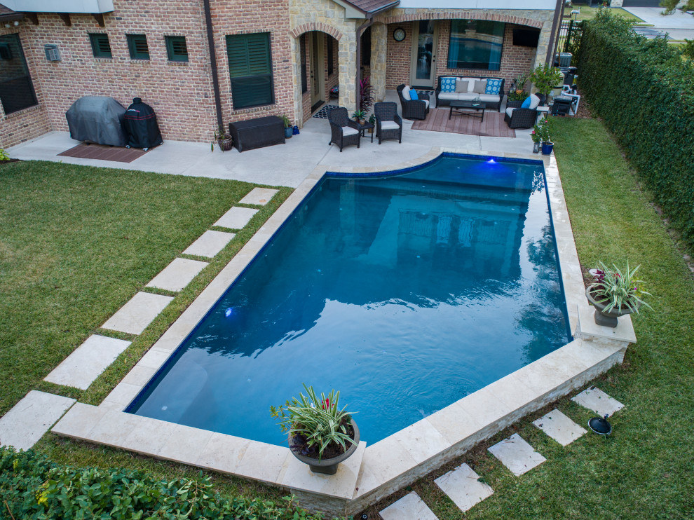 Kleiner Klassischer Pool hinter dem Haus in individueller Form mit Natursteinplatten in Houston