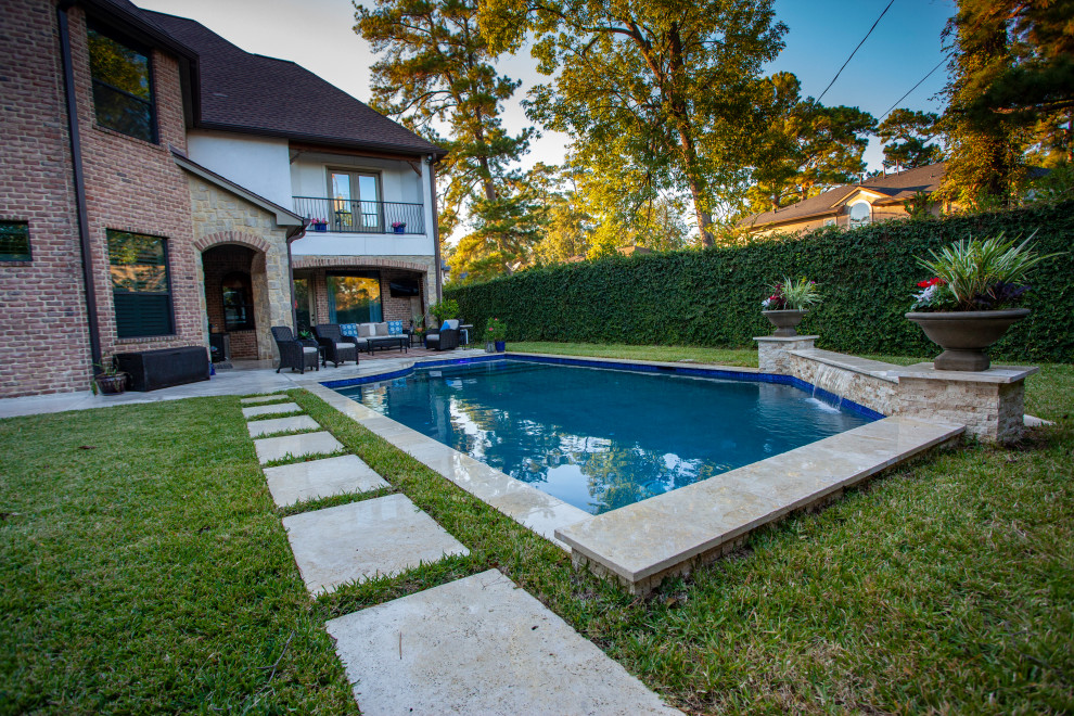 Kleiner Klassischer Pool hinter dem Haus in individueller Form mit Natursteinplatten in Houston