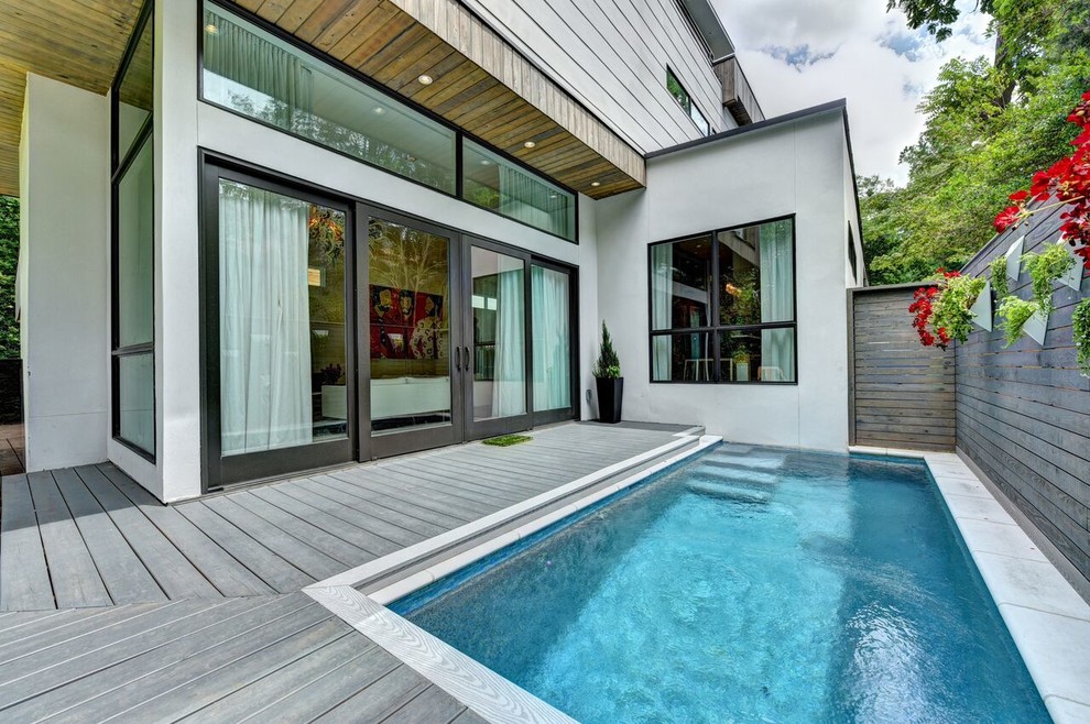Foto di una piscina monocorsia moderna rettangolare di medie dimensioni e nel cortile laterale con pedane