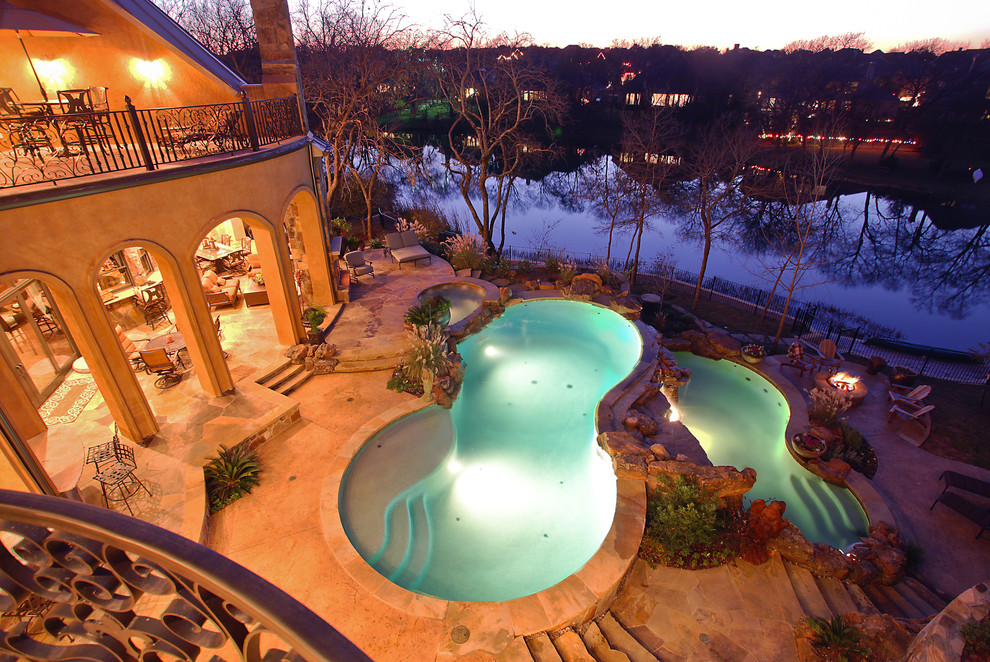 Geräumiger Klassischer Pool hinter dem Haus in individueller Form mit Natursteinplatten in Dallas