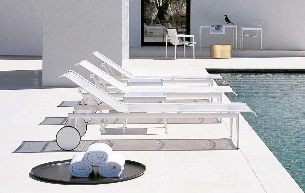 Großer Moderner Infinity-Pool hinter dem Haus in rechteckiger Form in Miami