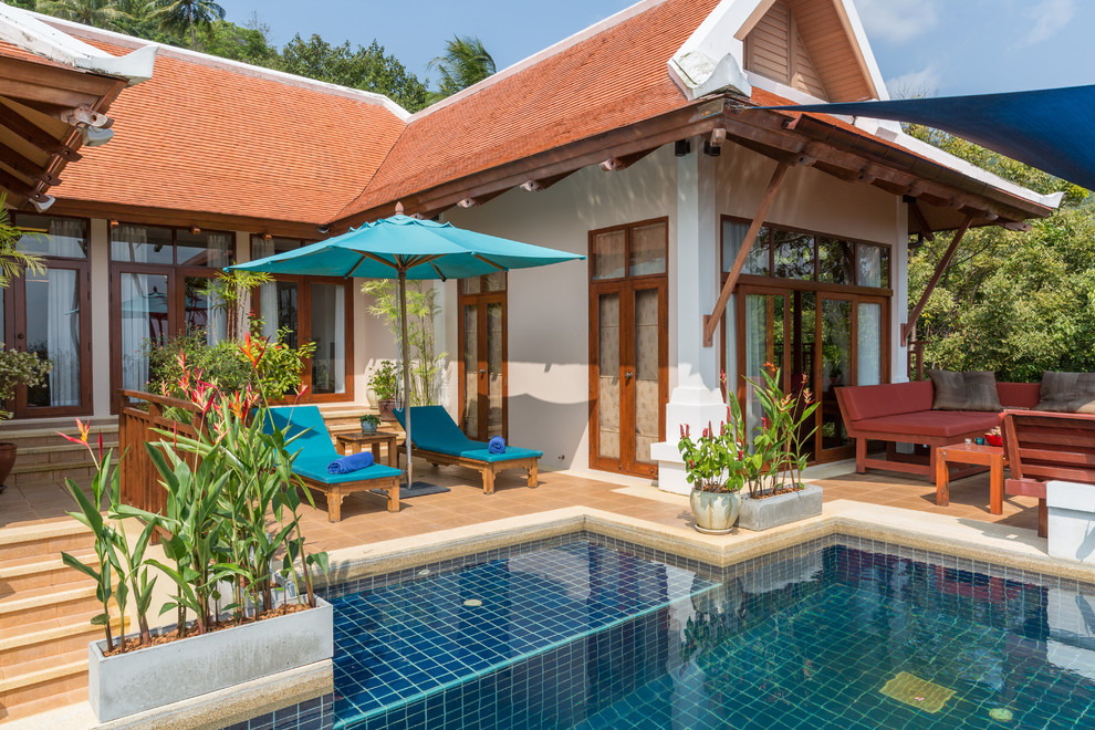 Diseño de casa de la piscina y piscina exótica a medida con suelo de baldosas
