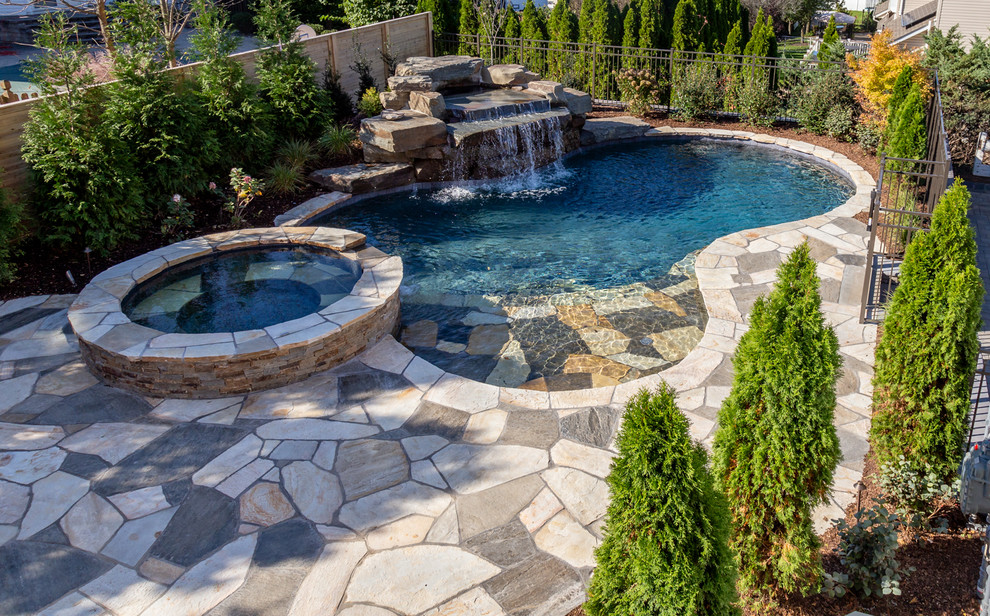 Ejemplo de piscinas y jacuzzis tradicionales renovados pequeños a medida en patio trasero con adoquines de piedra natural