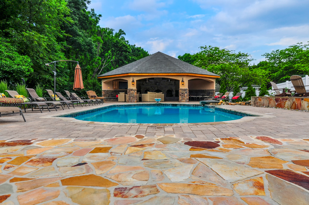Modelo de casa de la piscina y piscina alargada rural rectangular en patio trasero con adoquines de piedra natural